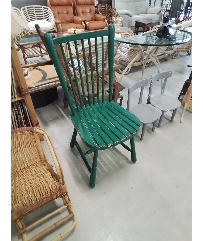 CHAISE DE JARDIN A ENTRETOISE BOIS VERT DOSSIER A BARREAUX 