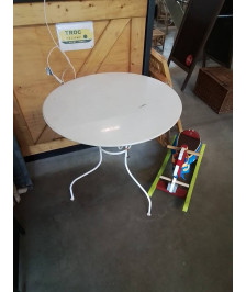 TABLE RONDE DE JARDIN TRIPODE MÉTAL BLANC 