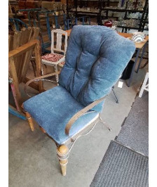 FAUTEUIL FER FORGÉ ET BOIS CLAIR ASSISE ET DOSSIER COUSSIN TISSU BLEU