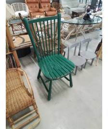 CHAISE DE JARDIN A ENTRETOISE BOIS VERT DOSSIER A BARREAUX 