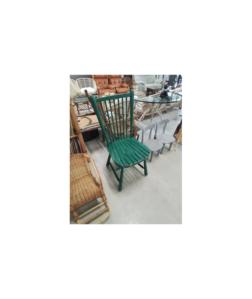CHAISE DE JARDIN A ENTRETOISE BOIS VERT DOSSIER A BARREAUX 