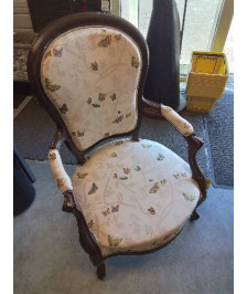 FAUTEUIL BOIS ASSISE ET DOSSIER CAPITONNÉ TISSU AUX PAPILLONS NAPOLÉON III 