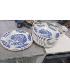 ASSIETTES B,EUES ET BLANCHES