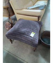 POUF NAPOLÉON III CAPITONNÉ TISSU MAUVE A CARREAUX 