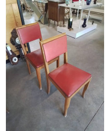 PAIRE DE CHAISES BOIS CLAIR ASSISE ET DOSSIER CAPITONNÉ SKAÏ ROUGE ANNÉES 40