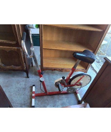 VÉLO D’APPARTEMENT ROUGE