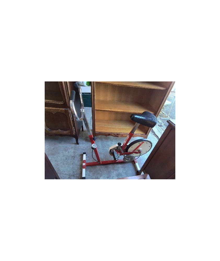 VÉLO D’APPARTEMENT ROUGE
