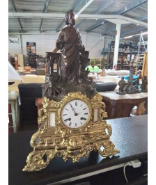PENDULE DE CHEMINÉE RÉGULE ET MÉTAL DORÉ EN L\'ÉTAT 