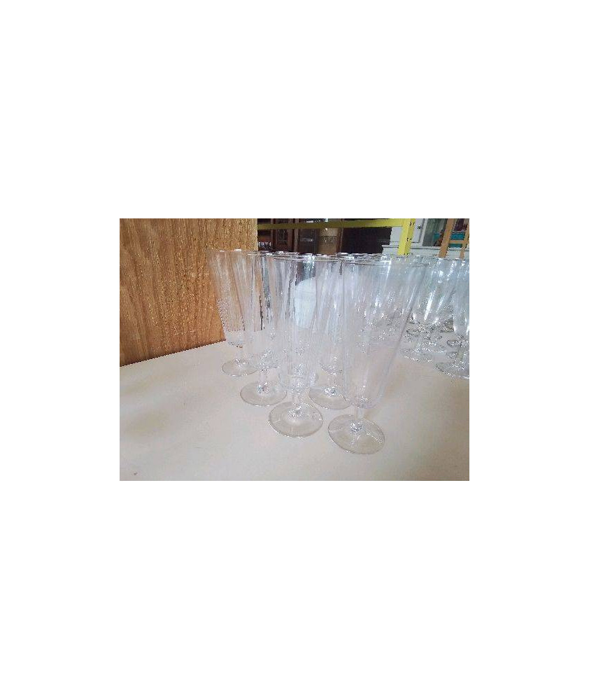 LOT DE 7 FLUTES A CHAMPAGNE