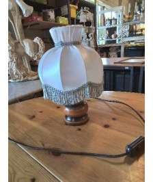 LAMPE BOIS TOURNÉ AJ VOLANT ECRU A FRANGES 