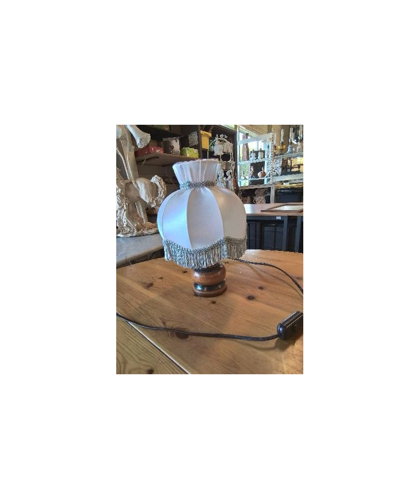 LAMPE BOIS TOURNÉ AJ VOLANT ECRU A FRANGES 