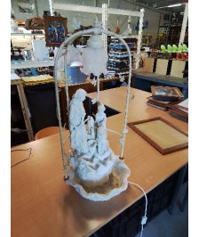 LAMPE MÉTAL ET RÉSINE DÉCOR FONTAINE AUX ENFANTS 