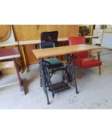 PETITE CONSOLE SUR PIETTEMENT MACHINE A COUDRE