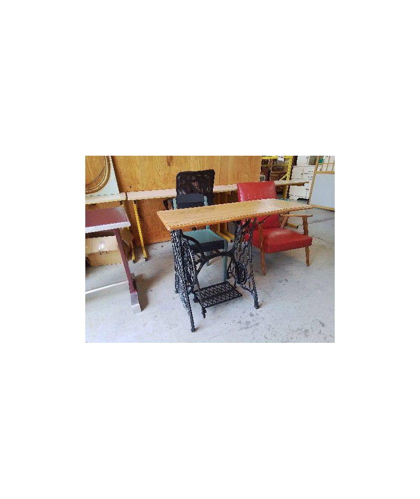 PETITE CONSOLE SUR PIETTEMENT MACHINE A COUDRE