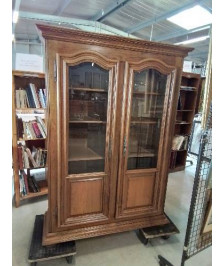 BIBLIOTHÈQUE VITRÉE MOULUREE 2 PORTES STYLE LOUIS XIV