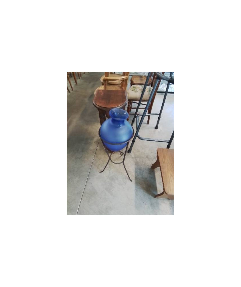 VASE VERRE BLEU SUR PIED TRIPODE MÉTAL NOIR 