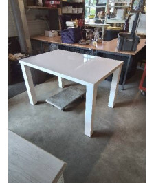 TABLE RECTANGULAIRE BOIS BLANC LAQUÉ 