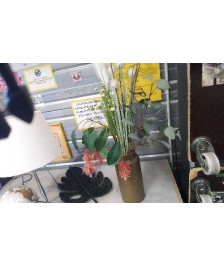 VASE + FLEURS SYNTHÉTIQUE 