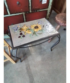 TABLE BASSE FER FORGÉ PLATEAU CARRELÉ AUX FLEURS BEL DELECOURT (1915-2017) ANNÉES 50 EN L\'ÉTAT 
