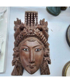 TETE EN BOIS SCULPTÉ 