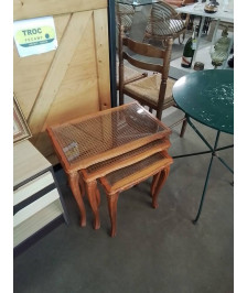 3 TABLES BASSES GIGOGNES BOIS CLAIR DESSUS CANNÉ PLATEAU VERRE STYLE RÉGENCE 