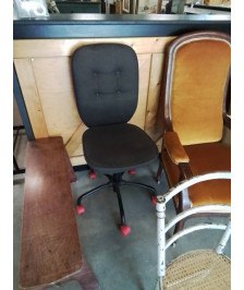 CHAISE DE BUREAU A ROULETTES RÉSINE NOIR ET TISSU GRIS