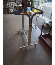 PORTANT METAL BLANC A ROULETTES 