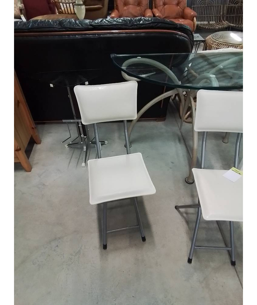 CHAISE PLIANTE PIETEMENT MÉTAL GRIS ASSISE ET DOSSIER PU BLANC