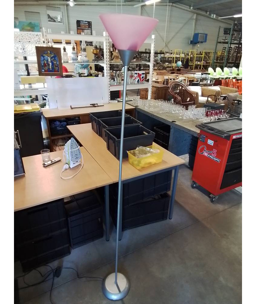 LAMPADAIRE MÉTAL GRIS ET RÉSINE ROSE
