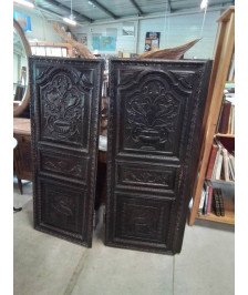 PAIRE DE PORTES D’ARMOIRE BOIS NOIRCI SCULPTÉ AUX OISEAUX XIXE 