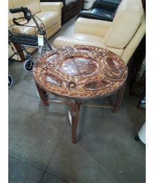 TABLE DE JEU HAITIENNE  BOIS SCULPTÉ DÉCOR AU POISSON ET OISEAUX PIÈTEMENT PLIANT PLATEAU RÉVERSIBLE