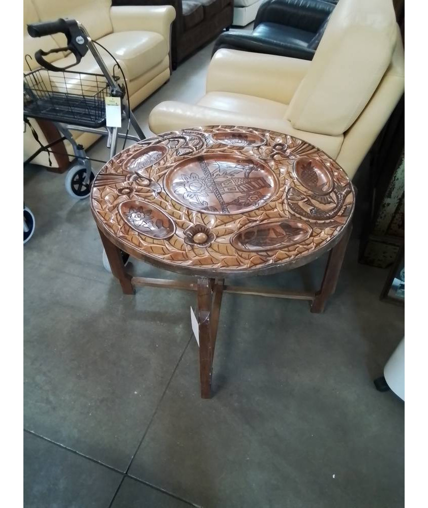 TABLE DE JEU HAITIENNE  BOIS SCULPTÉ DÉCOR AU POISSON ET OISEAUX PIÈTEMENT PLIANT PLATEAU RÉVERSIBLE