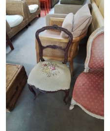 CHAISE BOIS SCULPTÉ STYLE LOUIS XVI ASSISE TISSU ECRU AUX FLEURS XIXE