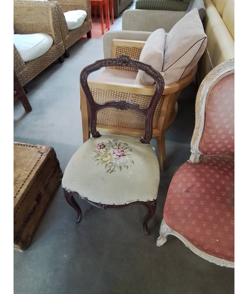 CHAISE BOIS SCULPTÉ STYLE LOUIS XVI ASSISE TISSU ECRU AUX FLEURS XIXE CHAISE BOIS SCULPTÉ STYLE LOUIS XVI ASSISE TISSU ECRU AUX FLEURS XIXE