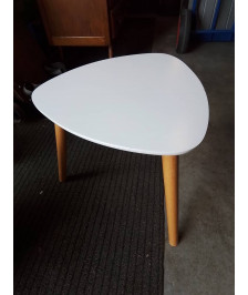 TABLE BASSE TRIANGULAIRE PIÈTEMENT BOSI CLAIR PLATEAU BOIS BLANC 