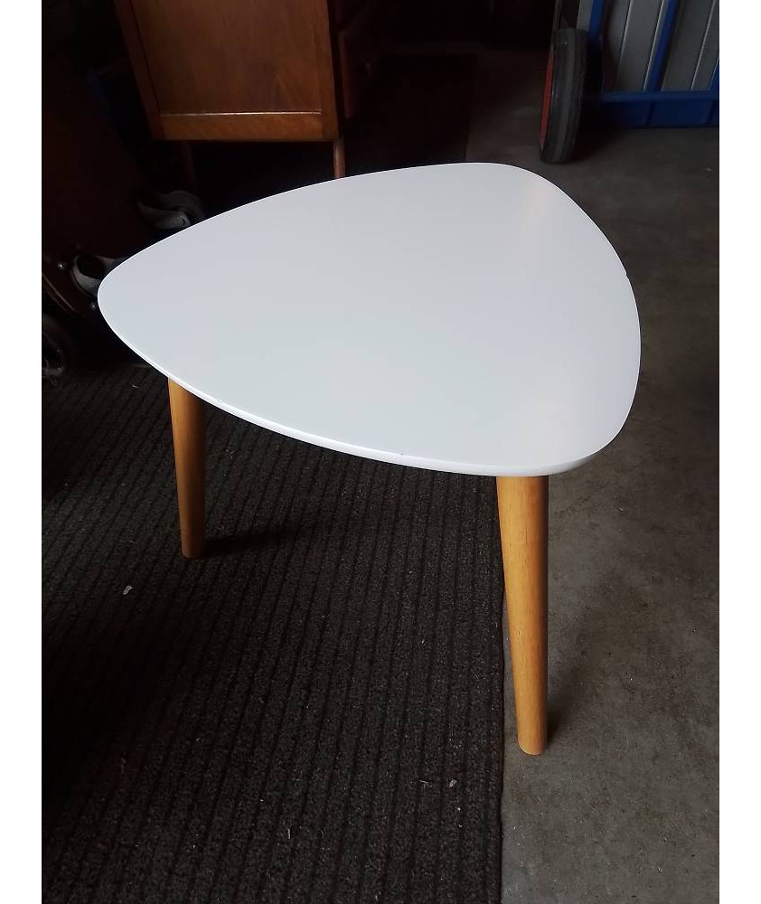 TABLE BASSE TRIANGULAIRE PIÈTEMENT BOSI CLAIR PLATEAU BOIS BLANC 