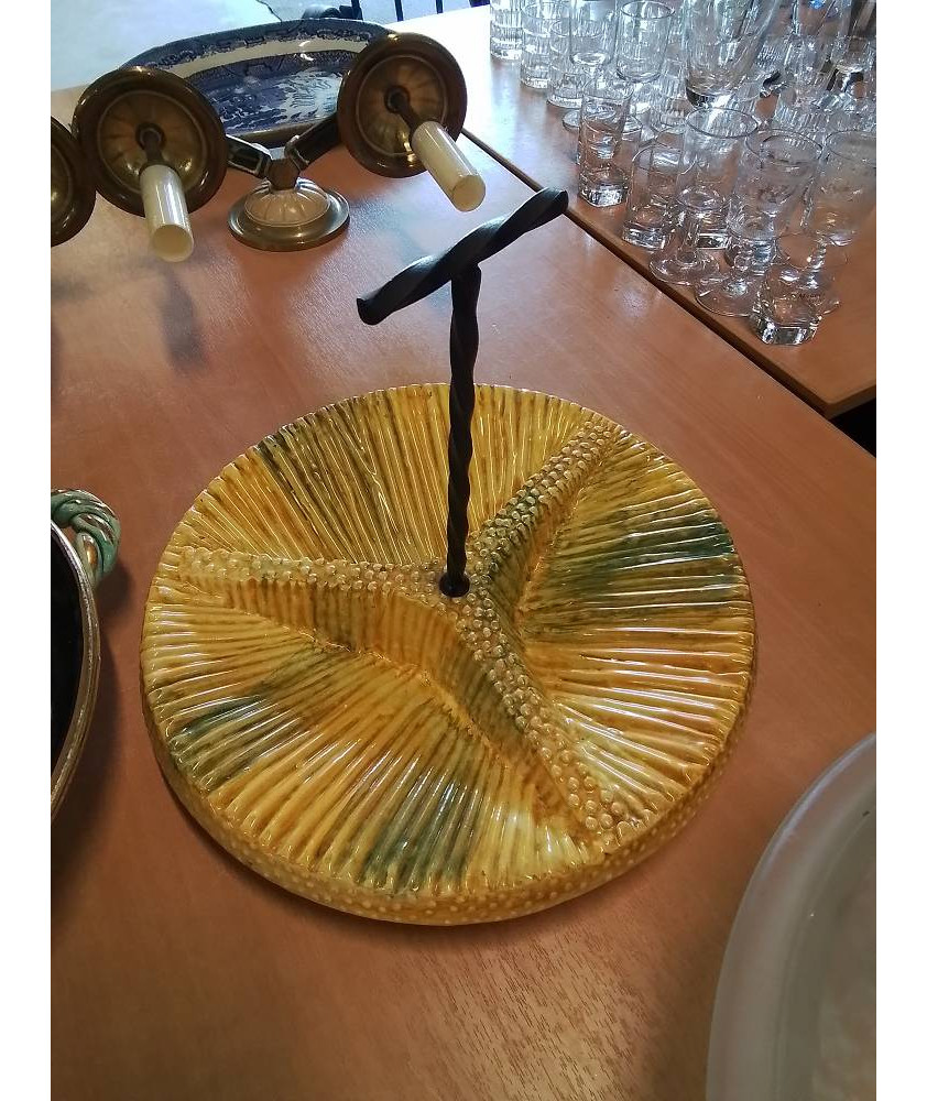 PLATEAU A FROMAGE CÉRAMIQUE JAUNE ET FER FORGÉ ANNÉES 60