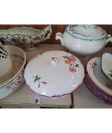 SOUPIÈRE ROSE EN FAIENCE AVEC MOTIF FLORAL 