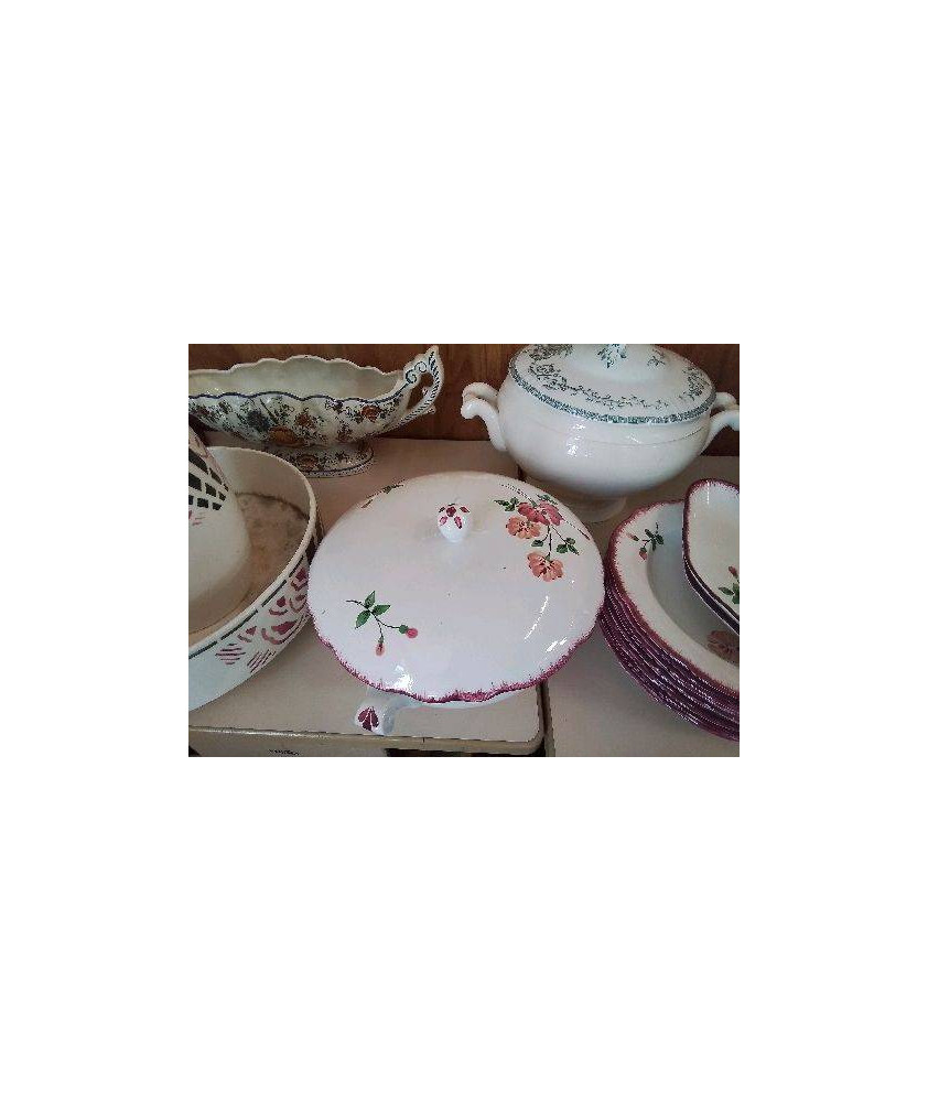 SOUPIÈRE ROSE EN FAIENCE AVEC MOTIF FLORAL 
