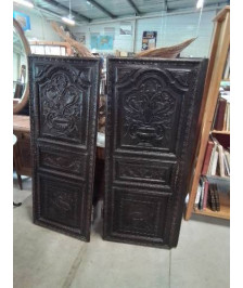 PAIRE DE PORTES D’ARMOIRE BOIS NOIRCI SCULPTÉ AUX OISEAUX XIXE 
