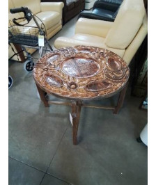 TABLE DE JEU HAITIENNE  BOIS SCULPTÉ DÉCOR AU POISSON ET OISEAUX PIÈTEMENT PLIANT PLATEAU RÉVERSIBLE