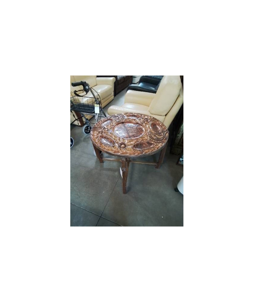 TABLE DE JEU HAITIENNE  BOIS SCULPTÉ DÉCOR AU POISSON ET OISEAUX PIÈTEMENT PLIANT PLATEAU RÉVERSIBLE
