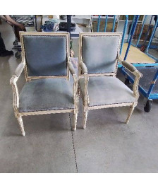 PAIRE DE FEUTEUILS DE STYLE LOUIS XVI GRIS 