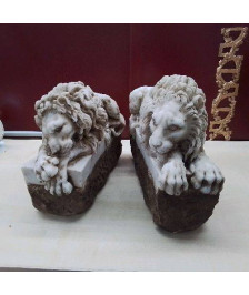 PAIRE DE LIONS ALBATRE SCULPTÉ FIN XIXEME 