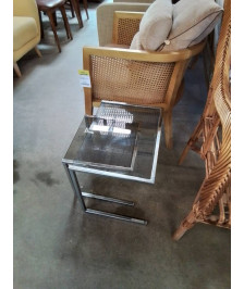 2 TABLES BASSES GIGOGNES PIÈTEMENT MÉTAL CHROMÉ PLATEAU VERRE TEINTÉ ANNÉES 70 EN L\'ÉTAT 