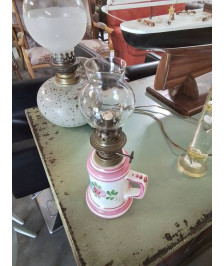LAMPE A PÉTROLE CÉRAMIQUE ECRU ET ROSE FLEURI ET VERRE