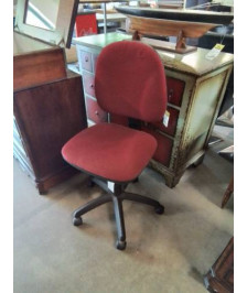 CHAISE DE BUREAU A ROULETTES PIÈTEMENT RÉSINE NOIR ASSISE ET DOSSIER TISSU ROUGE 