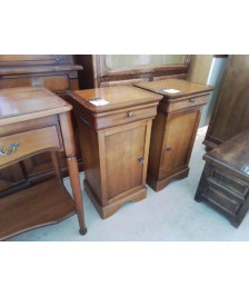 TABLE DE CHEVET EN MERISIER DE STYLE LOUIS PHILIPPE