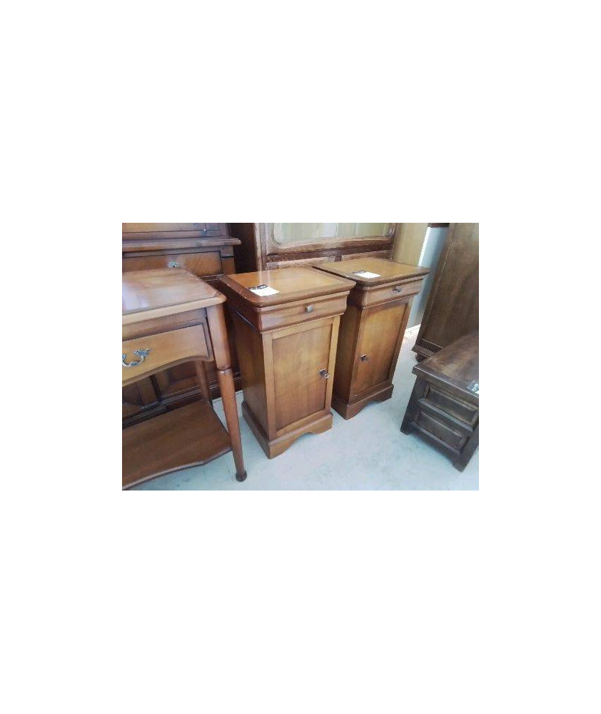 TABLE DE CHEVET EN MERISIER DE STYLE LOUIS PHILIPPE
