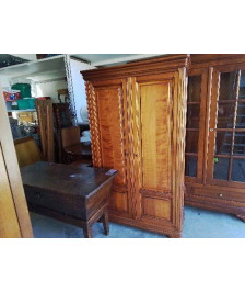PETITE ARMOIRE EN MERISIER DE STYLE LOUIS PHILIPPE